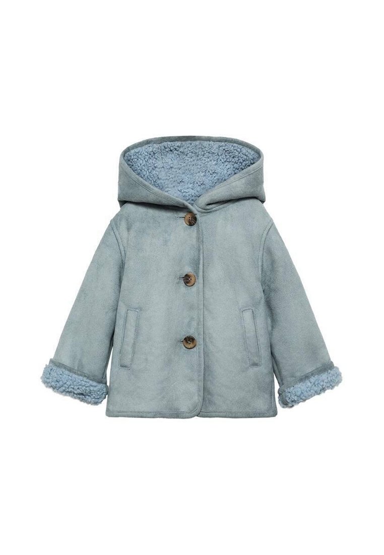 Světle modrý kabát z umělé kožešiny s kapucí, hnědými knoflíky, dvěma předními kapsami a texturovanými manžetami na rukávech. Měkká vnitřní podšívka ladí s vnější barvou.