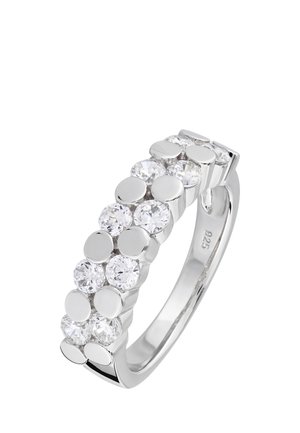 Silberring mit mehreren runden klaren Edelsteinen, die in zwei Reihen entlang des Rings gesetzt sind, mit 925 gestempelt, was Sterling-Silber bedeutet.