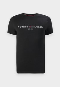 Μαύρο βαμβακερό t-shirt με στρογγυλή λαιμόκοψη, κοντά μανίκια και το λογότυπο "TOMMY HILFIGER EST. 1985" σε λευκό και κόκκινο χρώμα μπροστά.