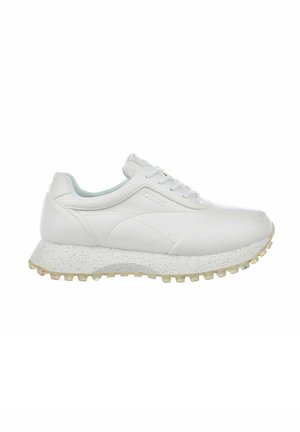 Białe sneakersy wykonane z gładkiej skóry, z grubą, nakrapianą podeszwą oraz teksturowaną, szorstką podeszwą zewnętrzną. Posiadają tradycyjny system sznurowania i niską sylwetkę.