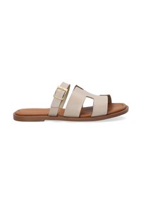 Beige lædersandaler med åben tå-design, der har to brede stropper og et dekorativt gyldent spænde på en af stropperne. Flad brun sål.