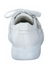 Zapatilla de cuero blanco con forma redondeada, cierre de cordones y detalle de cremallera. Presenta suela acanalada y logotipo grabado en el talón.