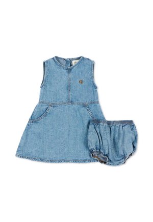 Robe bébé en denim bleu clair sans manches avec poches avant et bloomer assorti à taille élastique, avec un petit logo doré « CK » sur la poitrine.