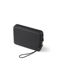 Étui rectangulaire noir avec fermeture éclair, doté d'une surface texturée, d'une sangle pour le poignet et d'un logo en relief sur le devant.