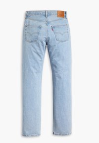 Jean bleu clair droit vu de dos avec deux poches arrière et un patch de marque en cuir marron sur la ceinture.