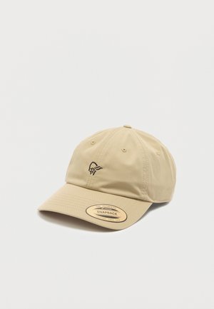 Șapcă snapback bej cu un mic logo negru brodat pe partea din față și o etichetă rotundă pe vizieră care afișează detalii despre marcă și stil.