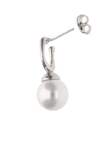 Srebrna naušnica u obliku kružne petlje s velikom bijelom bisernom kuglom. Dizajn uključuje zakrivljeni kuk i sigurnu kopču. Glatka tekstura i sjajna završna obrada.
