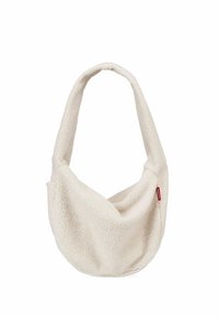 Borsa a tracolla in pile beige con una forma curva e una singola tracolla larga. Presenta una texture liscia e una piccola targhetta con logo rosso.