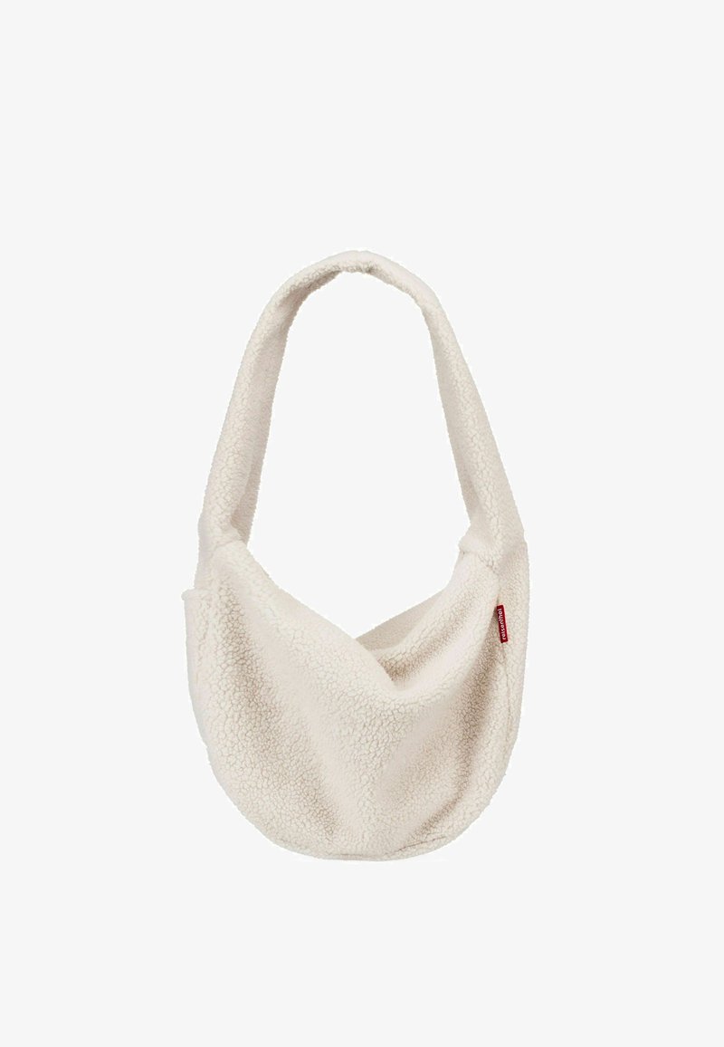 Borsa a tracolla in pile beige con una forma curva e una singola tracolla larga. Presenta una texture liscia e una piccola targhetta con logo rosso.