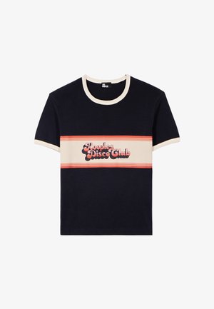 Marineblaues Baumwoll-T-Shirt mit einem cremefarben gerippten Halsausschnitt. Beschriftung in der Mitte: "Peoples Disco Club" in Retro-Schrift mit orangefarbenen und cremefarbenen Streifen.