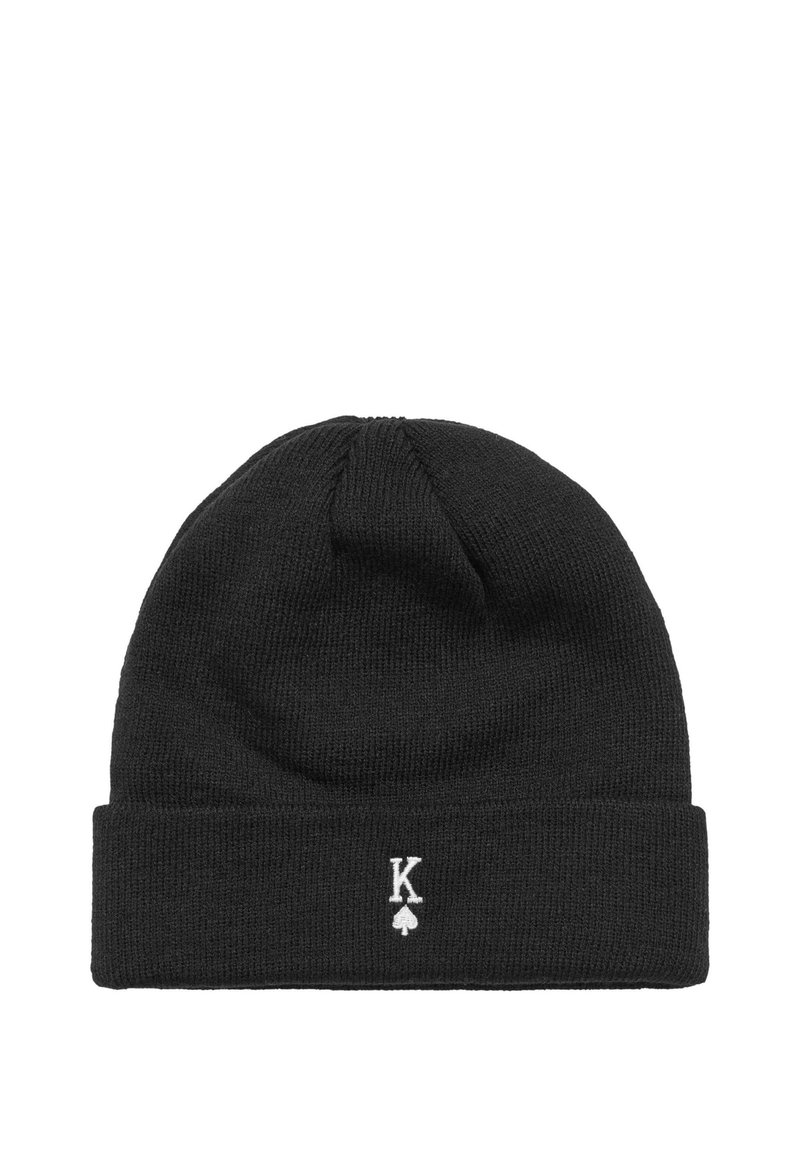 Svart stickad mössa med uppvikt design, med en vit broderad logotyp "K" med ett spade-motiv. Strukturerad tyg.