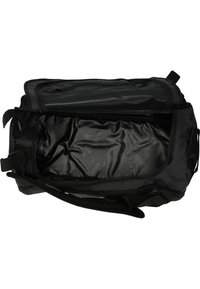 Musta Duffel-laukku, joka on valmistettu kestävästä kankaasta; sisältää yhden pääosaston, verkkotaskun ja säädettävän olkahihnan.