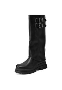 Bota de cuero negro hasta la rodilla con dos acentos de hebilla plateada. Presenta una punta redondeada y una suela de goma gruesa y texturizada para mayor tracción.