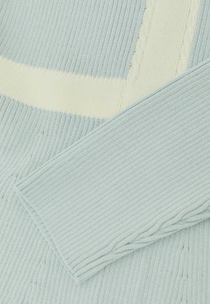 Hele sinine kampsun, millel on kreemikas horisontaaltriip ja punutise mustri aksendid, soonikkoes tekstuur ja lõikega varrukad.