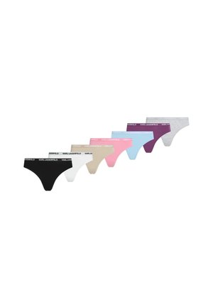 Sedem párov tanga s označením Karl Lagerfeld v čiernej, bielej, béžovej, ružovej, svetlomodrej, fialovej a šedej farbe usporiadaných v rade.