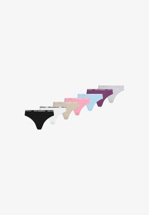 Syv par Karl Lagerfeld mærkede trusser i sort, hvid, beige, pink, lyseblå, lilla og grå farver arrangeret i en række.