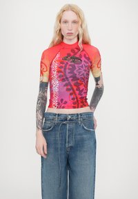 Paolina Russo SHORT SLEEVE RASH GUARD - Potiskana majica - cherry