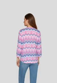 Bunt gestreiftes Chevron-Muster-Bluse in Pink, Blau und Weiß mit Dreiviertelärmel, lockerer Passform und Rundhalskragen.
