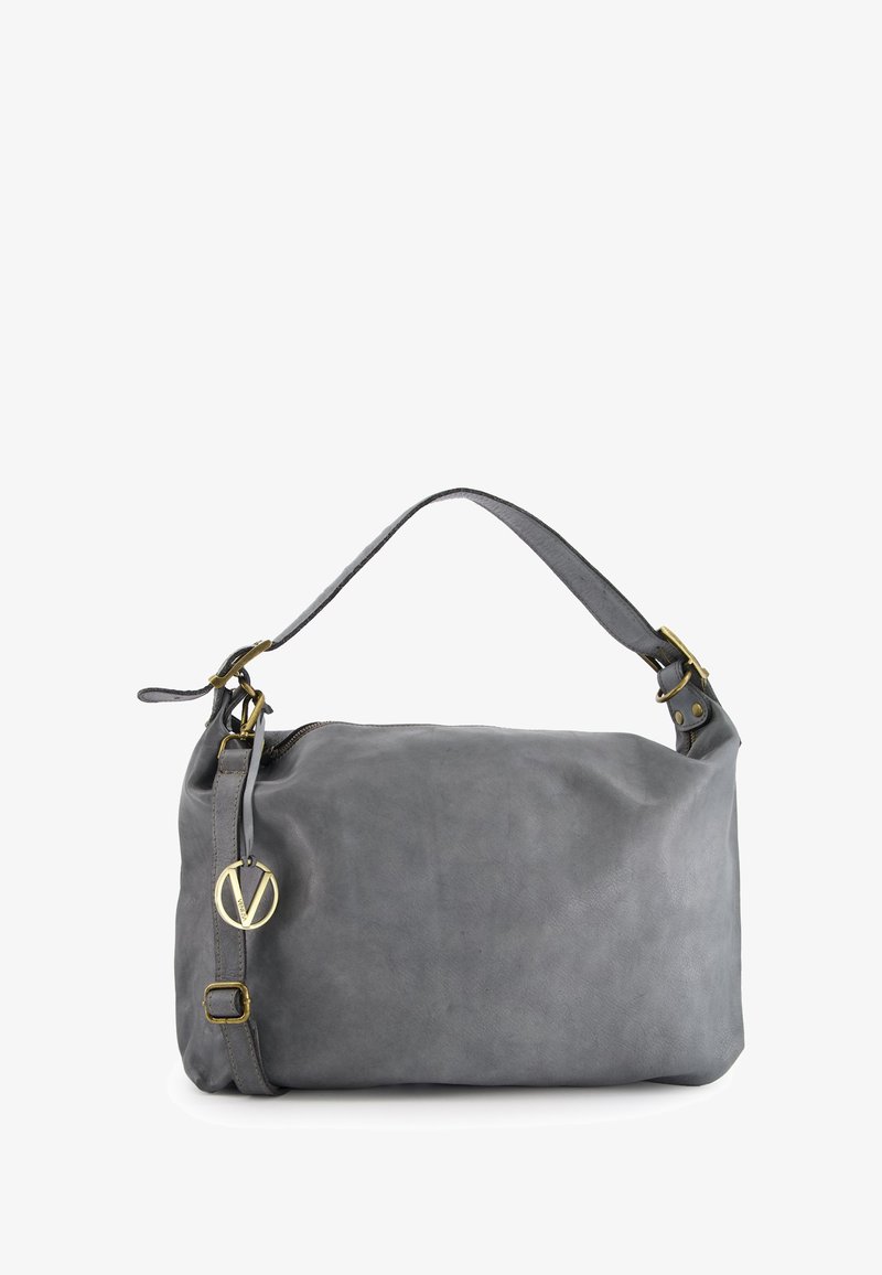 Graue Lederhandtasche mit glatter Textur, runder Form, Reißverschluss oben und einem kurzen, verstellbaren Riemen mit goldfarbener Hardware.