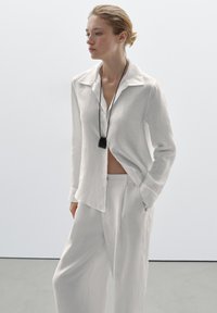 Massimo Dutti OPEN COLLAR LONG SLEEVE - Skjortebluser - white