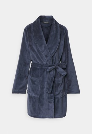 Accappatoio blu navy realizzato in morbido tessuto peluche. Dotato di colletto sciallato, cintura da annodare e due tasche frontali. Maniche lunghe e design fino al ginocchio.