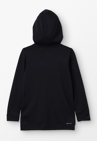 Mustat pitkähihaiset hupparit, jotka on valmistettu kosteutta siirtävästä kankaasta, jossa on kohotettu kaulus, kengurupocket ja "DRI-FIT" -logo helmassa.