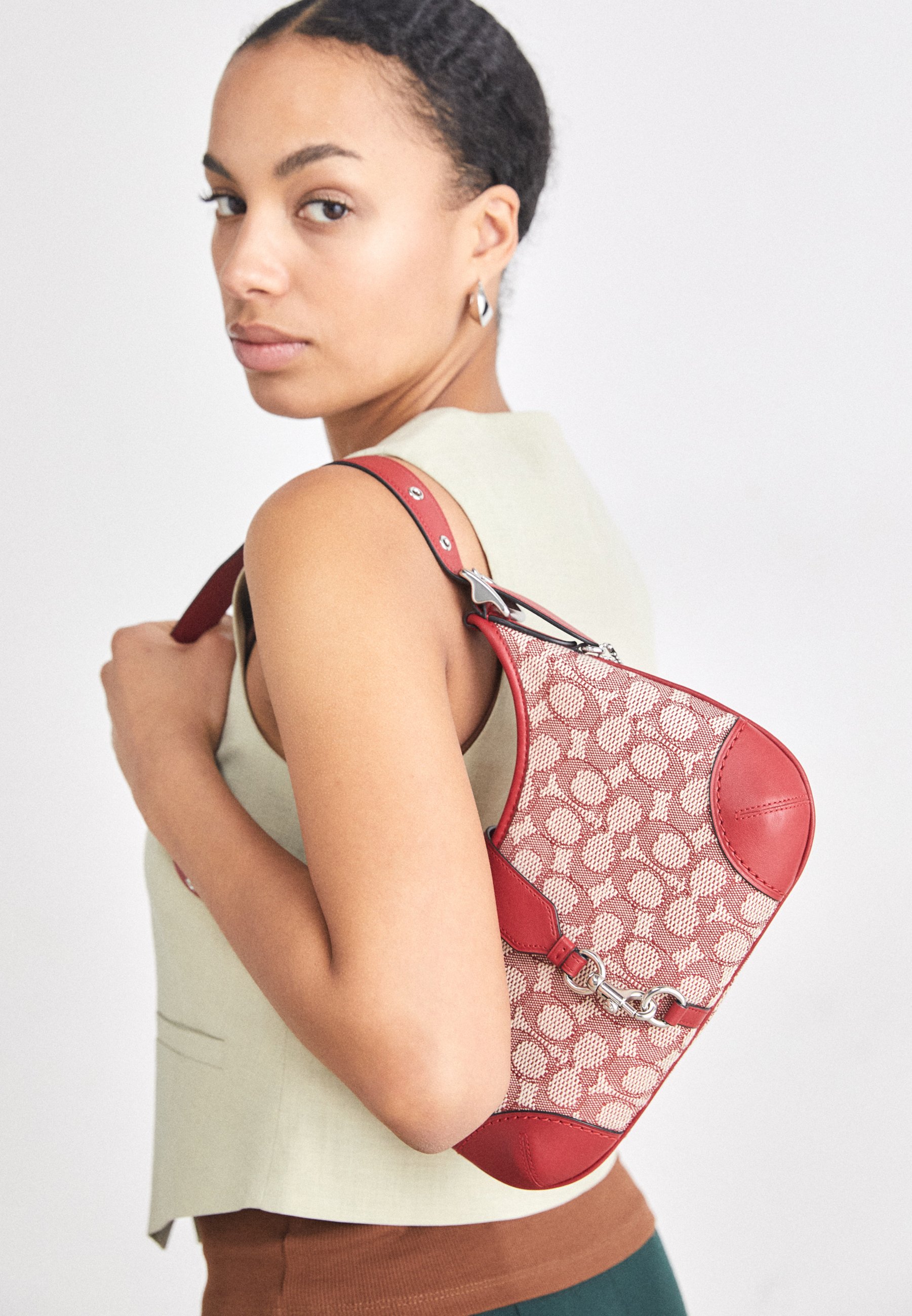 COACH HAMPTONS HOBO BAG IN SIGNATURE TEXTILE JACQUARD