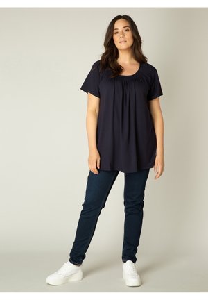 BASE LEVEL CURVY YOKIA - Basic T-shirt - dark blue