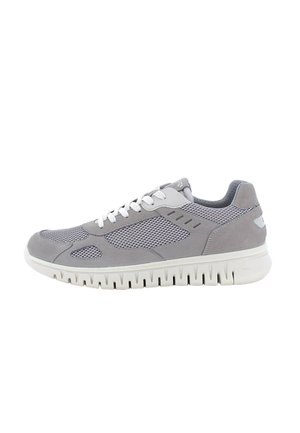Sneaker atletica grigio chiaro con lacci bianchi, pannelli in tessuto mesh, dettagli in suede e una suola bianca spessa e scanalata.