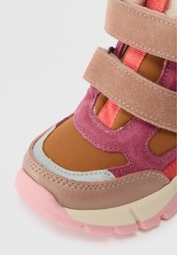 Vaikų sportiniai bateliai rožinės, rudos ir beige spalvų, su lipdukais, su zomšos ir audinio tekstūromis, ir storu guminėmis padangomis.