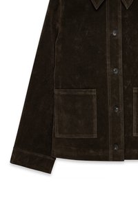 Veste en daim marron avec un col, fermeture à bouton sur le devant et deux grandes poches plaquées avec des bords cousus. Fini texturé.