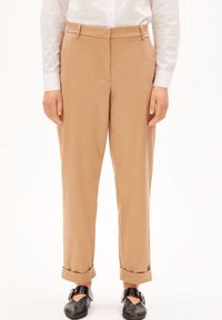Khaki op maat gemaakte broeken met een gladde textuur, voorzien van omgeslagen cuffs, zijzakken en een discreet logo-label op de tailleband.