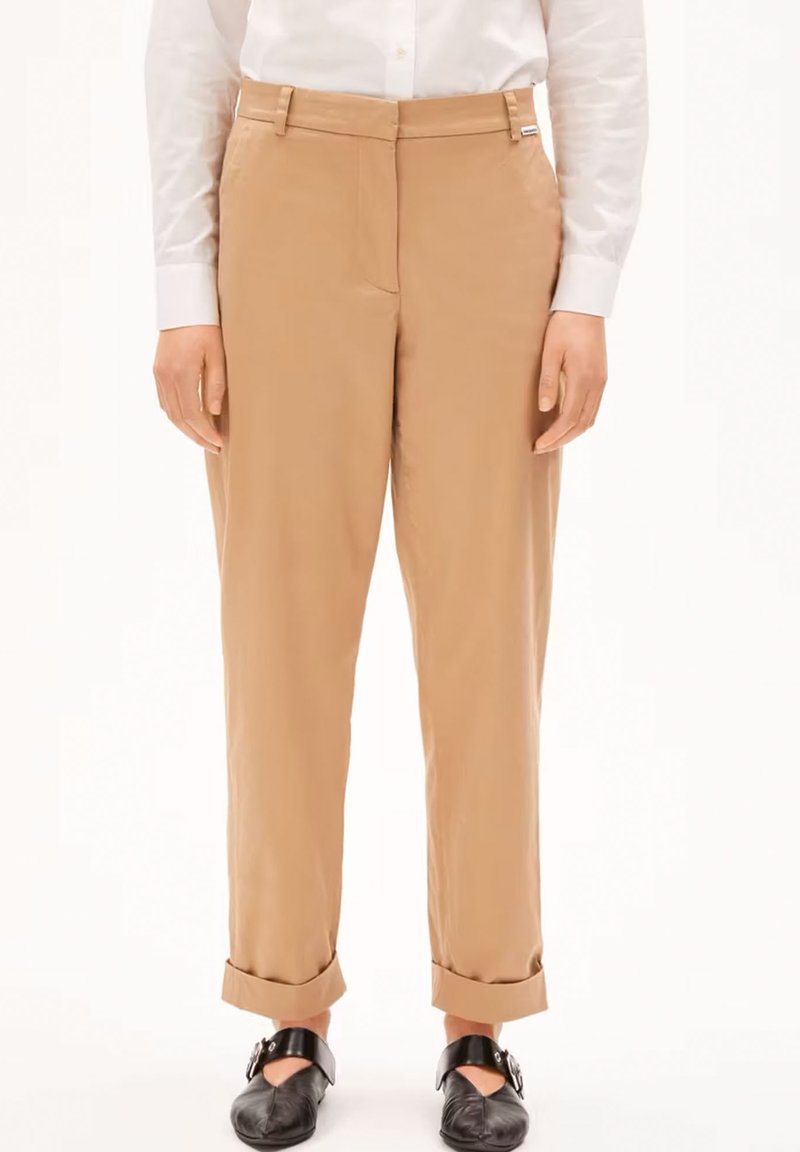 Khaki op maat gemaakte broeken met een gladde textuur, voorzien van omgeslagen cuffs, zijzakken en een discreet logo-label op de tailleband.