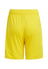 Geel sportshorts gemaakt van zacht, lichtgewicht stof, met een elastische tailleband en een gestroomlijnd ontwerp met subtiele zijpaneel naden.
