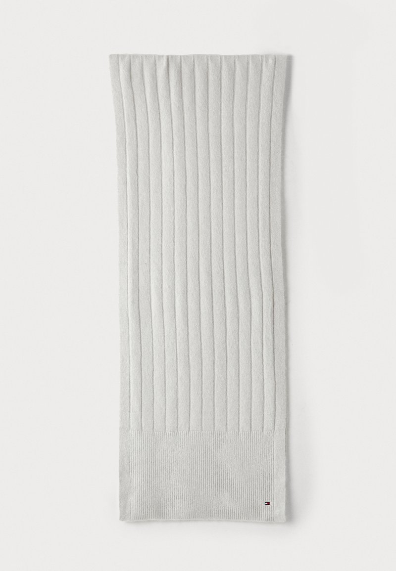 Fular gri deschis, cu model texturat, având dungi verticale și un tiv solid cu nervuri. Include logo-ul brandului pe tiv.
