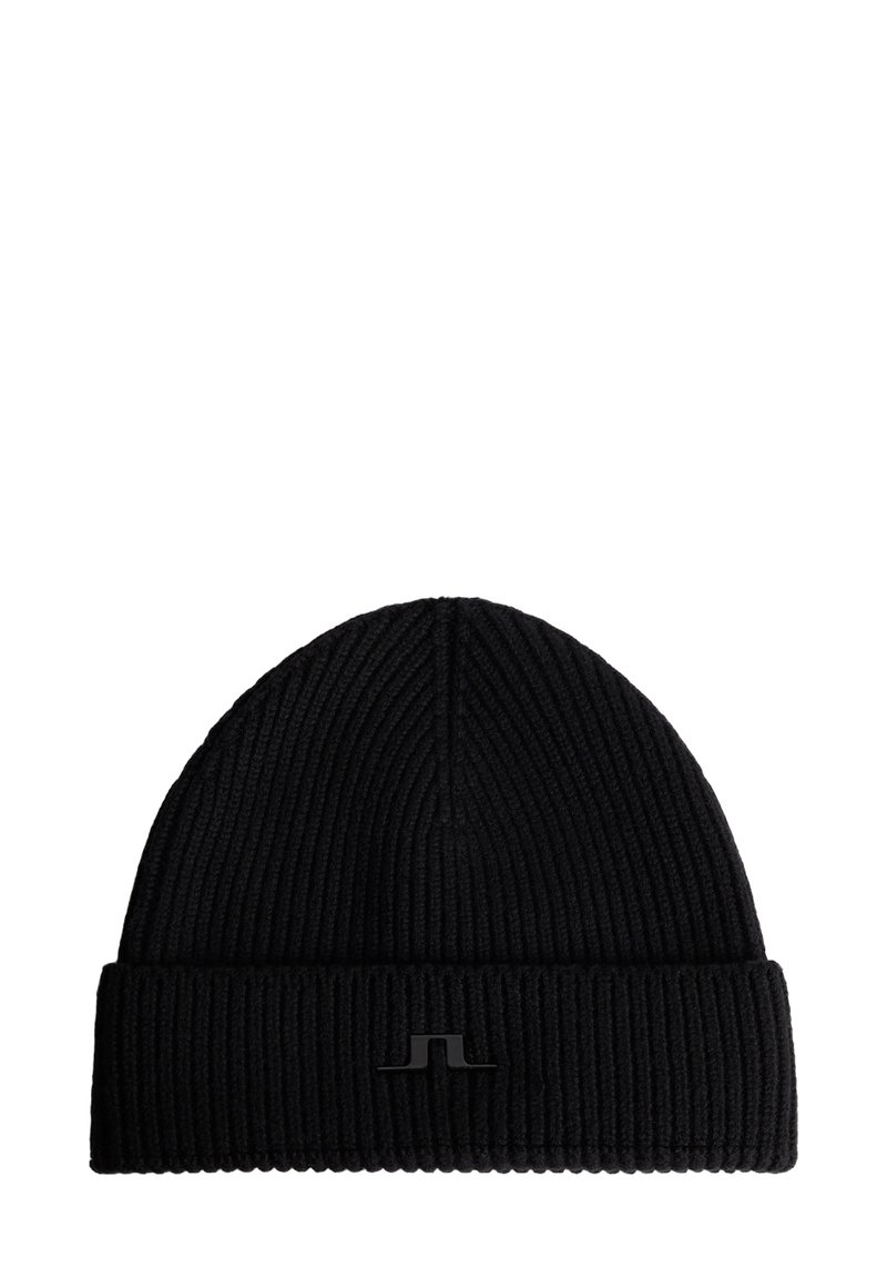 Svart stickad mössa med ribbat mönster, med en vikbar kant och en liten svart logomarkering på framsidan.