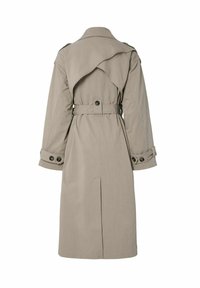 Gabardina beige con un pliegue en la parte posterior, cintura ceñida, puños abotonados y un corte recto. Textura suave, diseño a la altura de las rodillas.