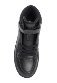 Zapatilla alta negra con parte superior de cuero suave, textura tejida en el cuello, caja de puntera perforada y correa ajustable sobre los cordones. Talla 39.