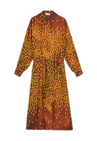 Abito marrone a maniche lunghe con motivi rettangolari gialli, chiusura con bottoni frontale e una cintura coordinata in vita. Tessuto liscio e leggero.