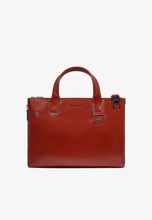 Valigetta rossa in pelle con accenti blu, forma rettangolare, due manici corti e chiusura con zip. Presenta un emblemma del marchio sulla parte anteriore.