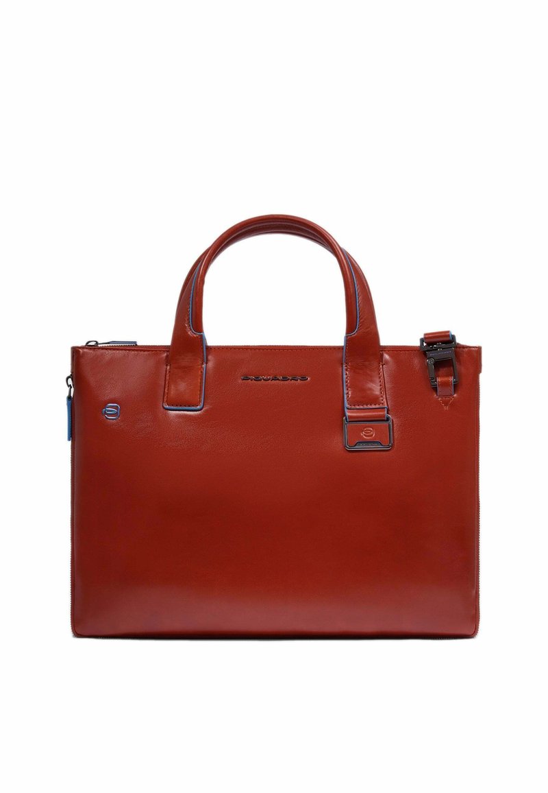 Rote Lederaktentasche mit blauen Akzenten, rechteckige Form, zwei kurze Griffe und ein Reißverschluss. Besitzt ein Markenemblem auf der Vorderseite.