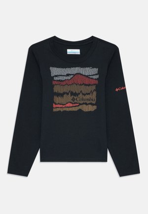 Juodas ilgomis rankovėmis marškinėliai su daugiacentrais siuvinėjimais kalnų dizainu ir raudonu Columbia logotipu dešinėje rankovėje.
