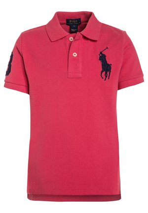 Czerwona koszulka polo wykonana z teksturowanej tkaniny, z dwoma guzikami przy dekolcie, krótkimi rękawami oraz granatowym haftowanym logo na piersi.