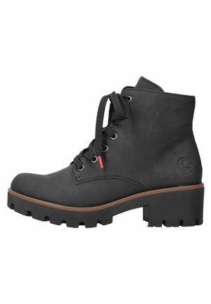 Zwarte leren enkelboot met ronde neus en veters, voorzien van een stevige rubberen zool en subtiele logodetail aan de buitenkant.