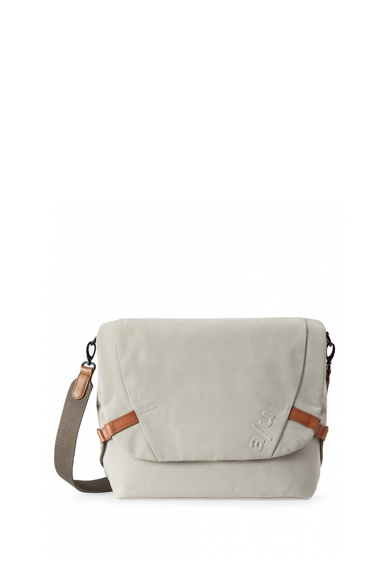 Borsa a tracolla grigia chiara realizzata in tessuto resistente, con patta ribaltabile, dettagli in pelle e tracolla regolabile.
