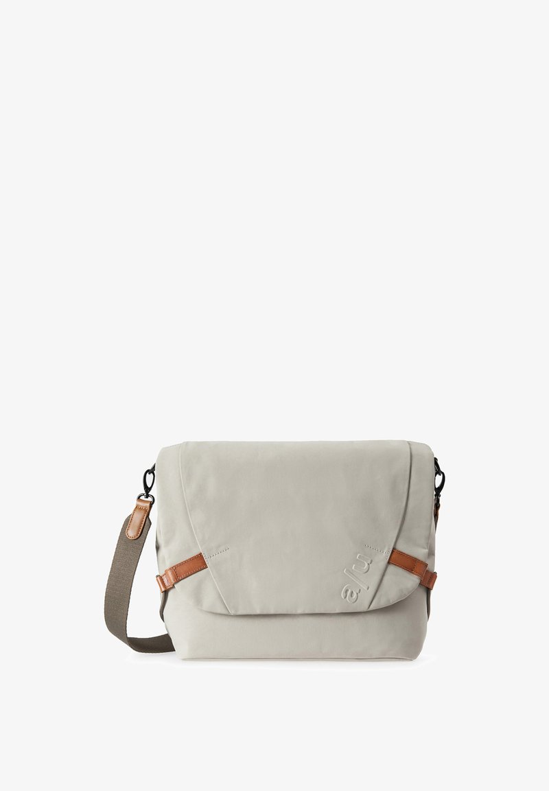 Lichtgrijze messenger bag gemaakt van duurzaam materiaal, met een omklapbare flap, leren accenten en een verstelbare schouderriem.