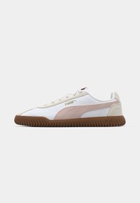 Baskets en cuir blanc avec des accents en suède rose clair, semelle en caoutchouc, bout rond et design à lacets. Présente un logo doré sur le côté.