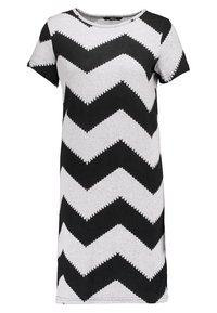 Abito a maniche corte in grigio e nero con motivo a zigzag, realizzato in un tessuto morbido e elastico, con una vestibilità rilassata.