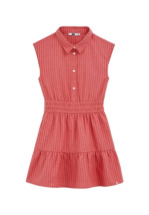 Robe corail sans manches avec des rayures blanches verticales, boutonnée à l'avant, col à revers, taille froncée élastiquée et ourlet à volants évasé.