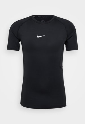 Čierne krátke rukávy atletické tričko Nike Pro vyrobené z elastického materiálu, s bielym logom Nike na hrudi a bezšvovým dizajnom ramien.